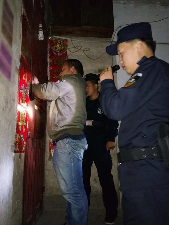 余庆粗心妈妈误将幼女锁家中 民警全城寻开锁师傅开门